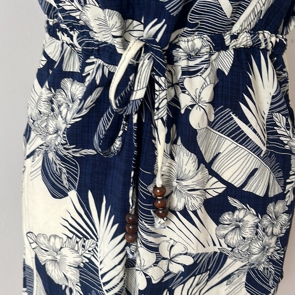 Hawaiian Dress with tie waist and wood bead detail - Picture 3 of 5